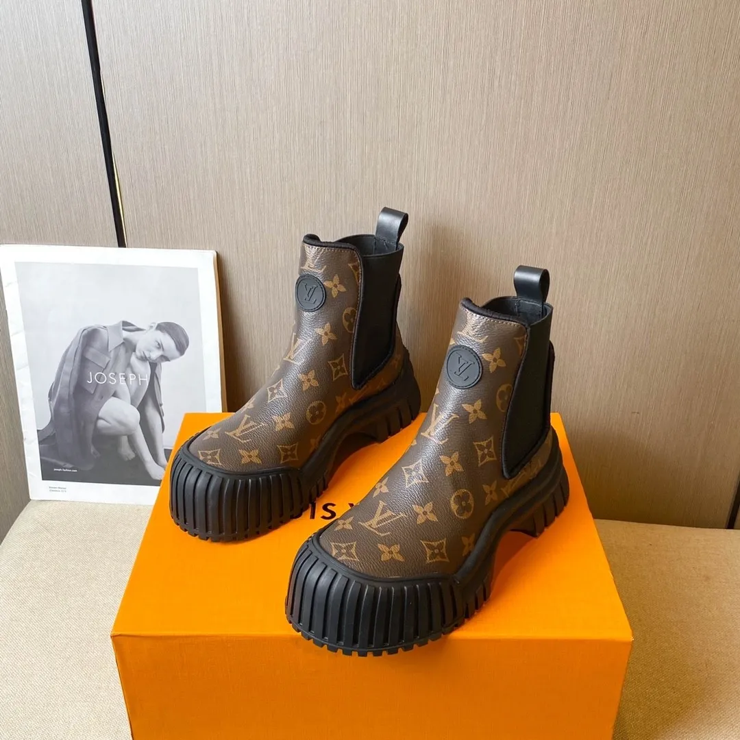 👟👟Ex-factory price 700👟👟Louis Vuitton Louis Vuitton 2022 catwalk new model, high-end customization 1:1 replica, major star Internet celebrity catwalk style, a century-old classic, comfortable on the foot, with Louis Vuitton logo embossed leather label and wear-resistant leather outsole.  Fabric: Open-edge beaded cowhide, LV presbyopic leather, black cowhide, white cowhide. Lining: sheepskin. Number of yards: 35 to 40 (41 can be customized and cannot be returned or exchanged)